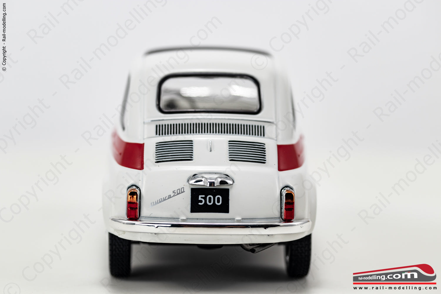 WHITE BOX 124182 - 1:24 - FIAT 500 1965 livrea bianca e fasce rosse