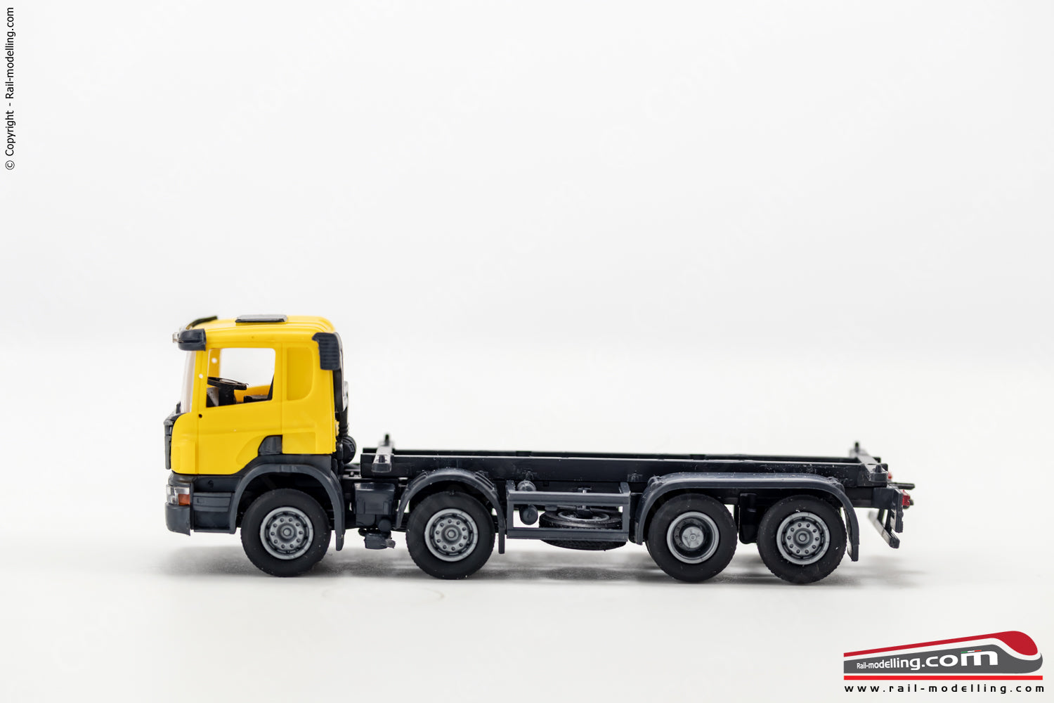 OLM 008 - H0 1:87 - Camion Scania 8x2 porta container 20'' cabina gialla pianale nero