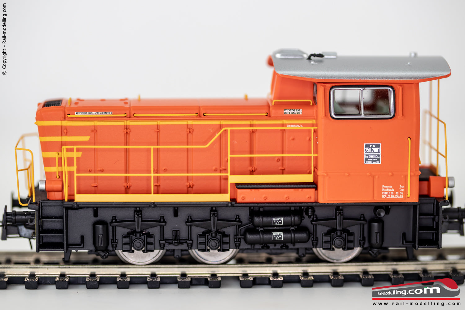RIVAROSSI HR2795S - H0 1:87 - Locomotiva Diesel da Manovra FS D250 2001 DCC SOUND livrea arancio con corrimano e Parapiede Ep. V