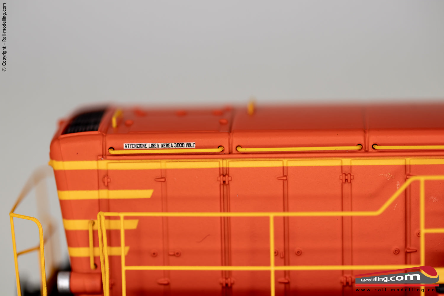 RIVAROSSI HR2795S - H0 1:87 - Locomotiva Diesel da Manovra FS D250 2001 DCC SOUND livrea arancio con corrimano e Parapiede Ep. V