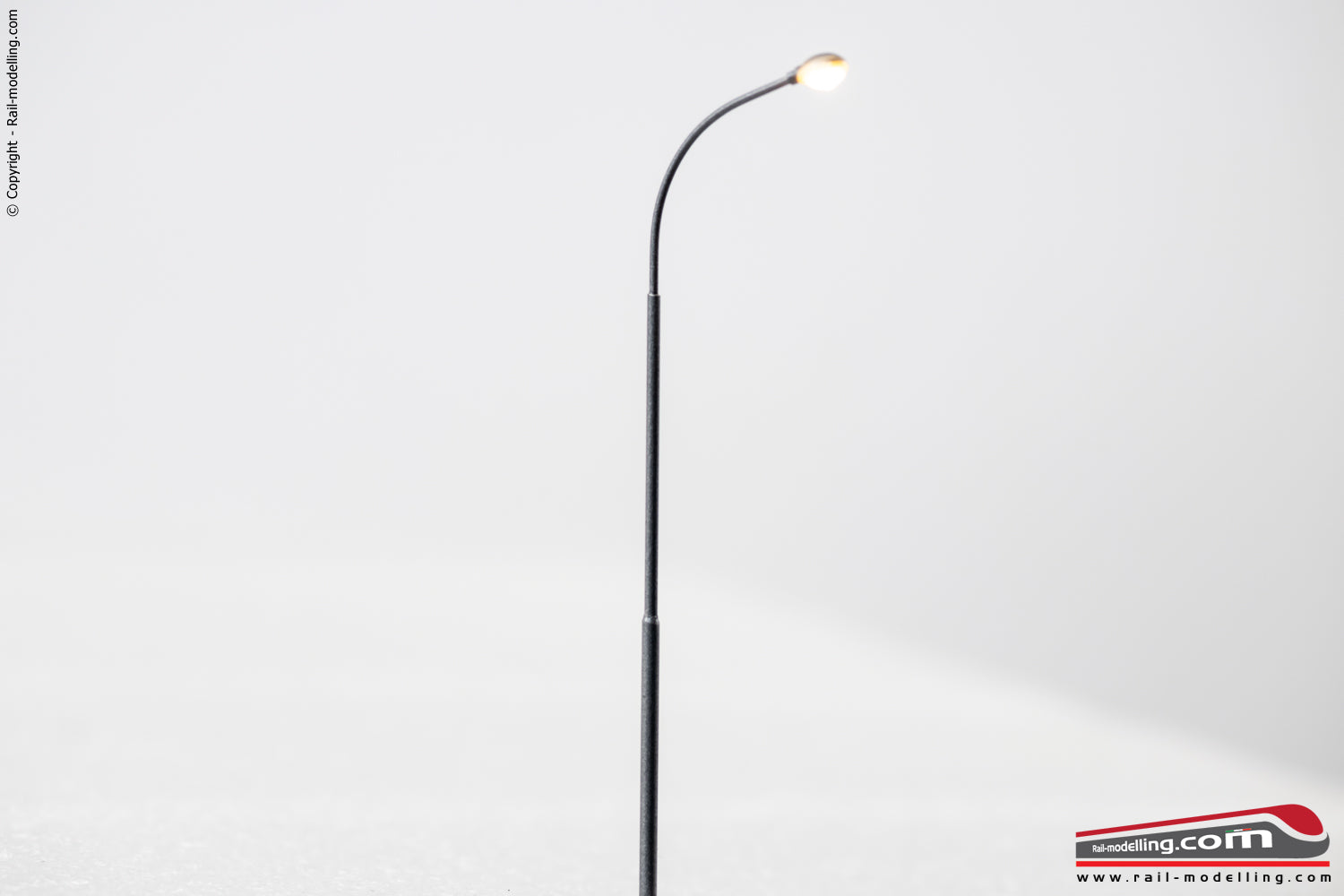 RAIL-MOD RM900 - H0 1:87 - Lampione stradale curvo con plafoniera 9.5 mm con led luce calda