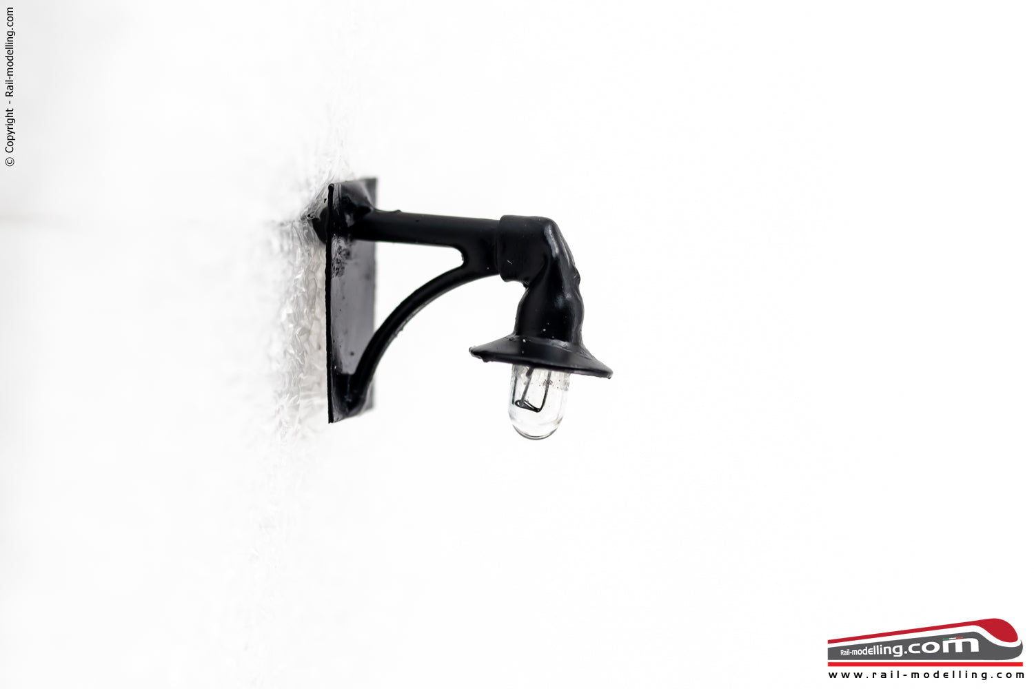 RAIL-MOD RM909 - H0 1:87 - Lampione nero con base a muro e micro led luce calda