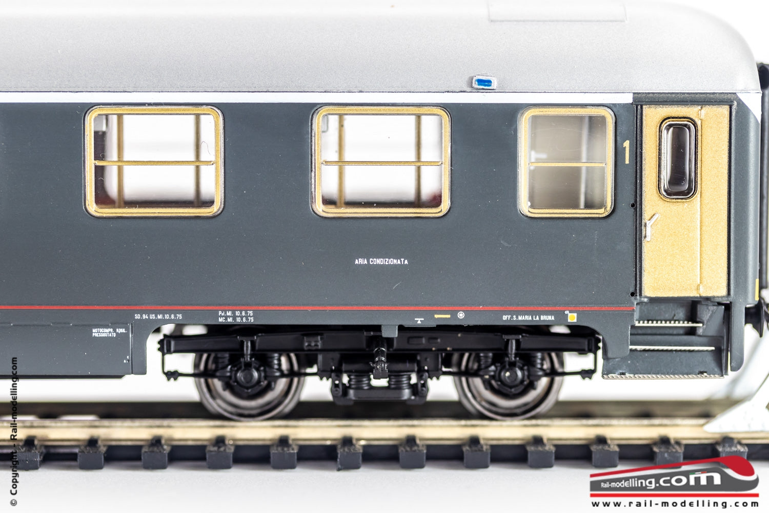 ACME 50712 - H0 1:87 - Carrozza passeggeri FS di 1° cl. classe Tipo X 1970 Treno Rapido Ep. IV