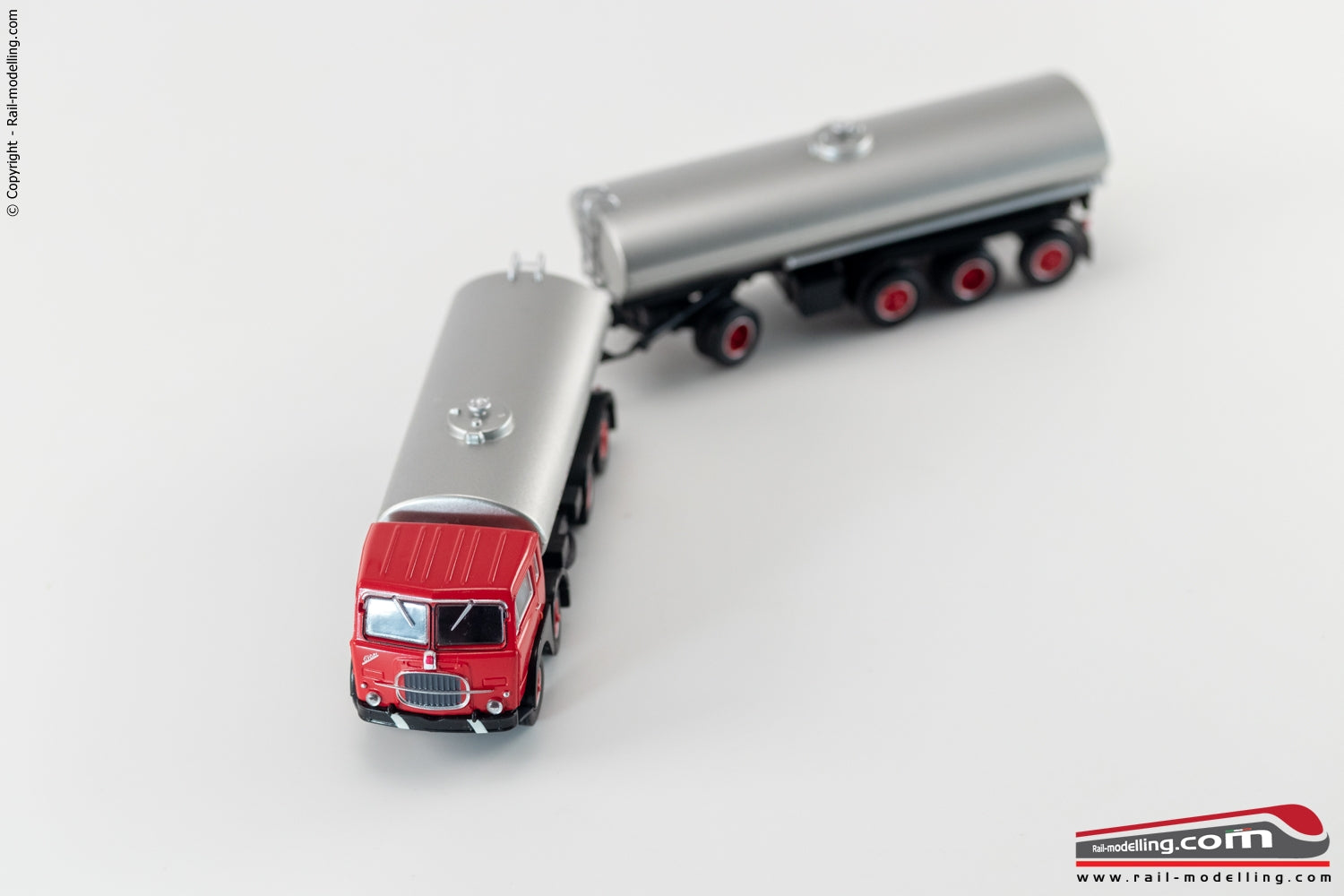 BREKINA 58450 - H0 187 - Camion autocisterna con rimorchio Fiat 690 Millepiedi cabina rossa