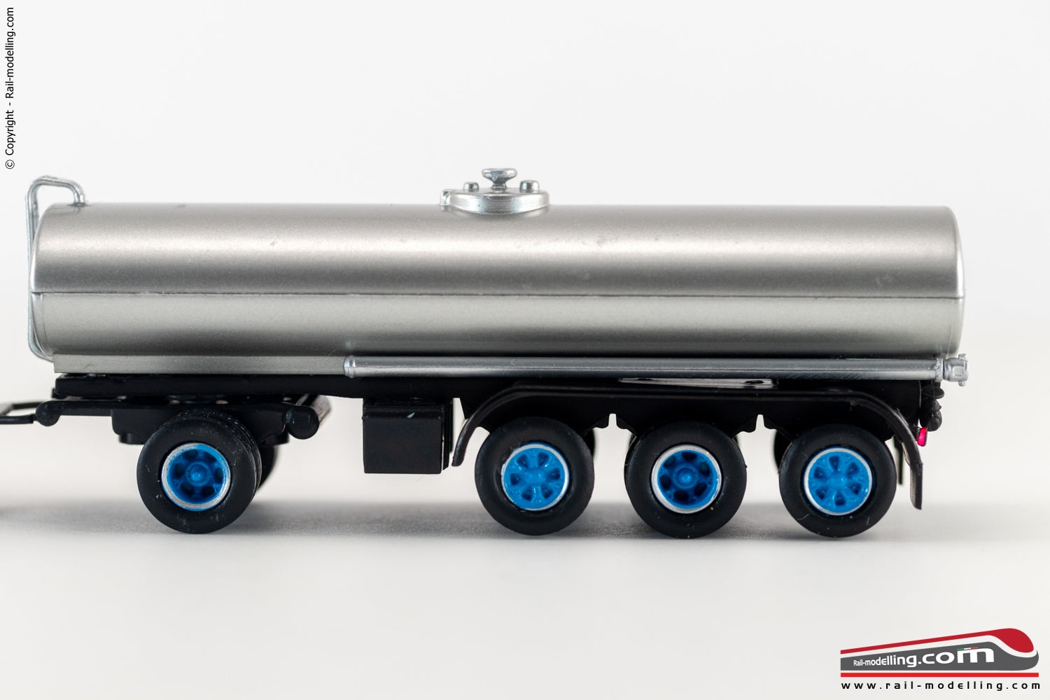 BREKINA 58451 - H0 187 - Camion autocisterna con rimorchio Fiat 690 Millepiedi cabina blu