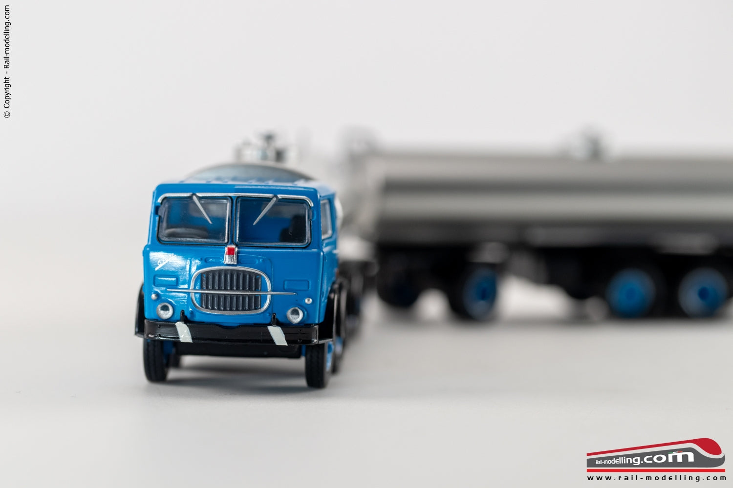 BREKINA 58451 - H0 187 - Camion autocisterna con rimorchio Fiat 690 Millepiedi cabina blu