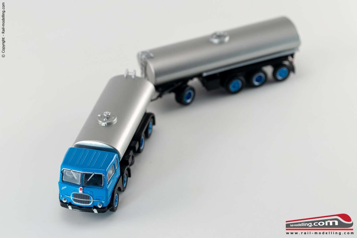 BREKINA 58451 - H0 187 - Camion autocisterna con rimorchio Fiat 690 Millepiedi cabina blu