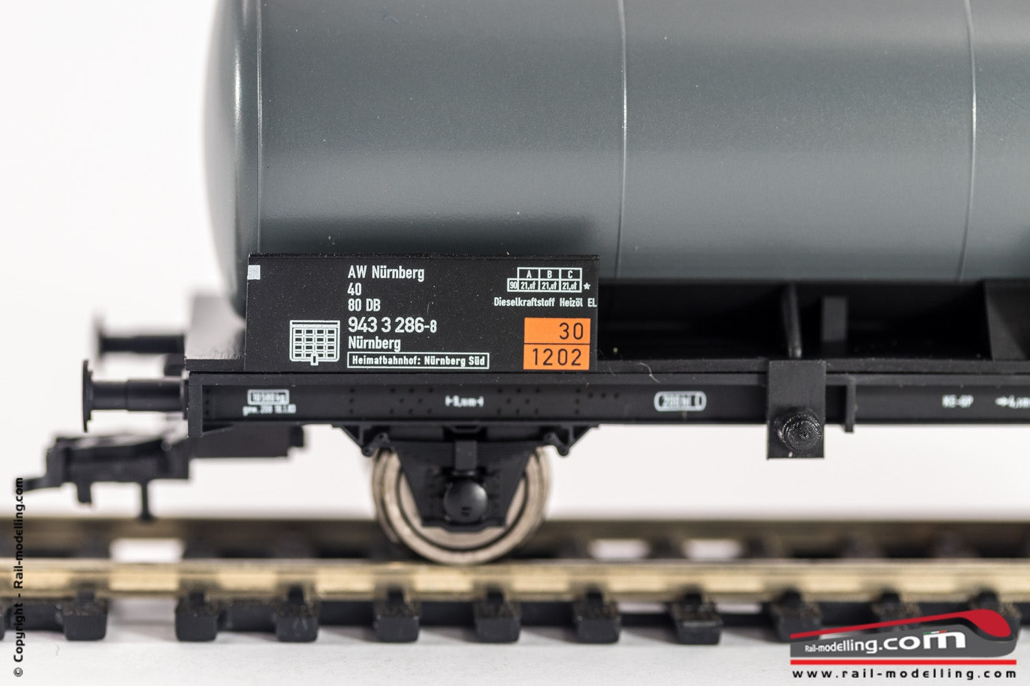 FLEISCHMANN 503306 - H0 1:87 - Carro cisterna Diesel 40 80 943 3 286-8 Nurnberg Sud DB Ep. III