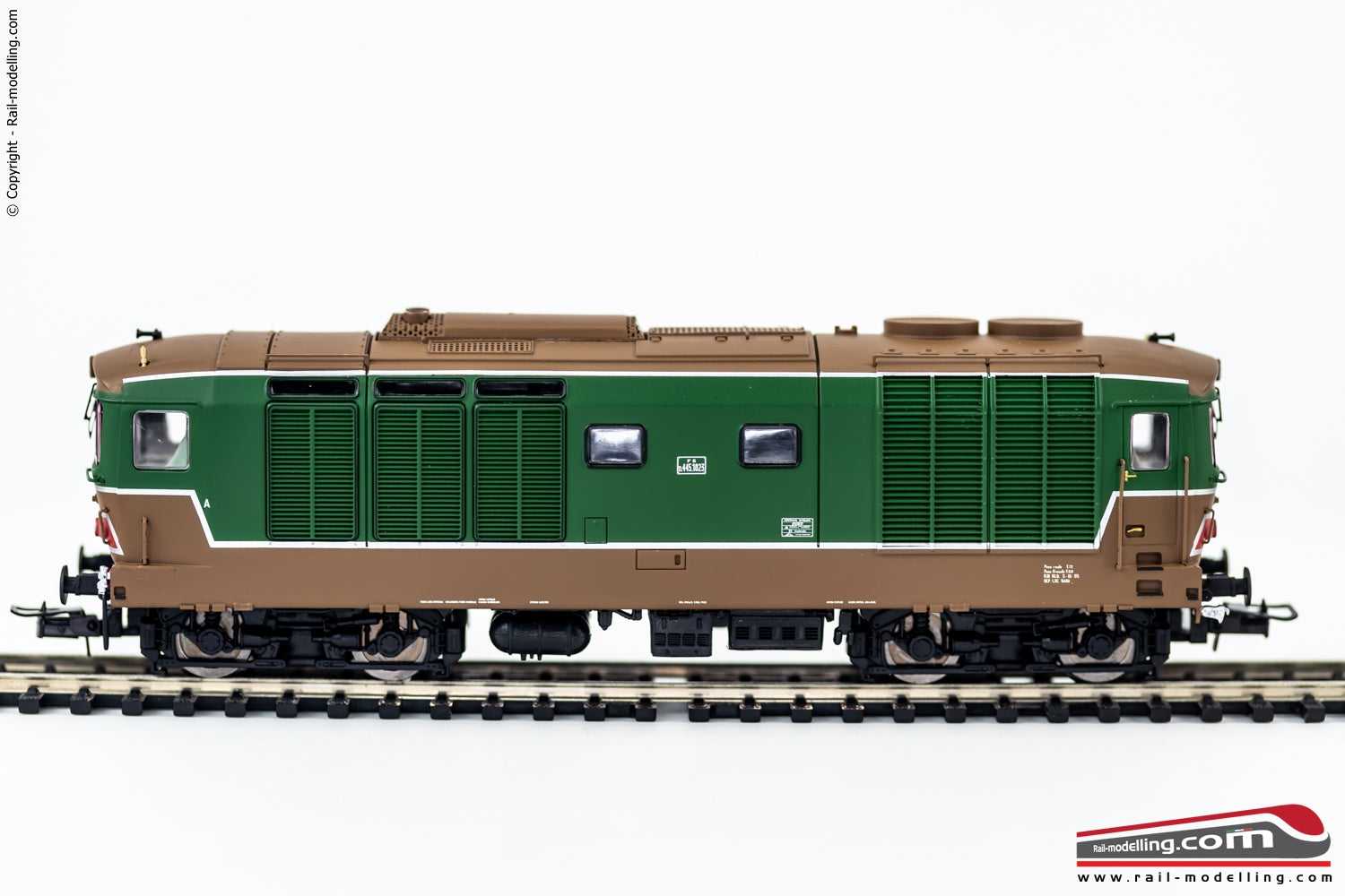 LIMA EXPERT HL2650 - H0 187 - Locomotiva diesel FS D.445 in livrea di origine verdeisabella dep. Bari ep.IV-V