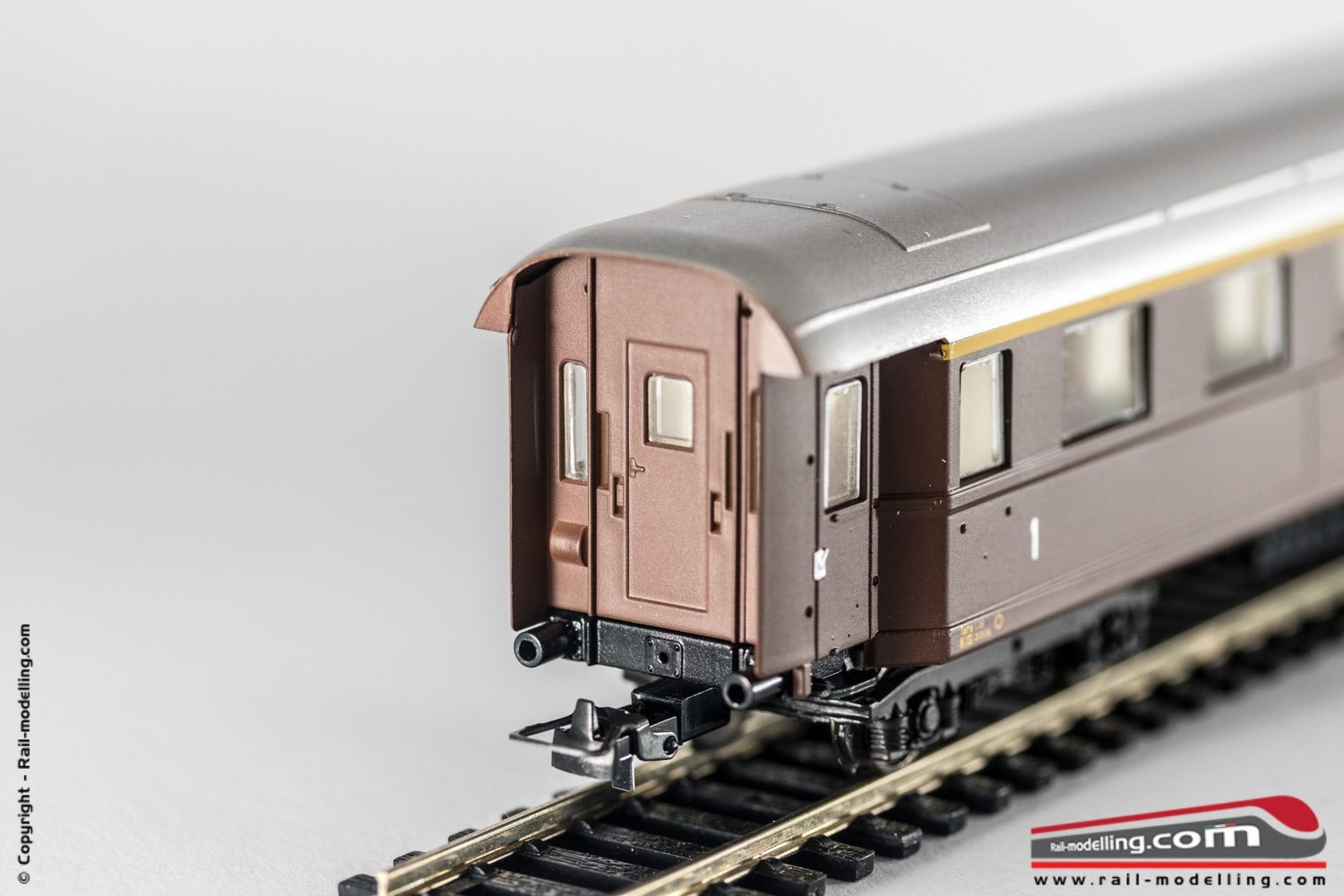 OSKAR 3105 - H0 1:87 - Carrozza passeggeri FS livrea castano 1 cl. Az 13026