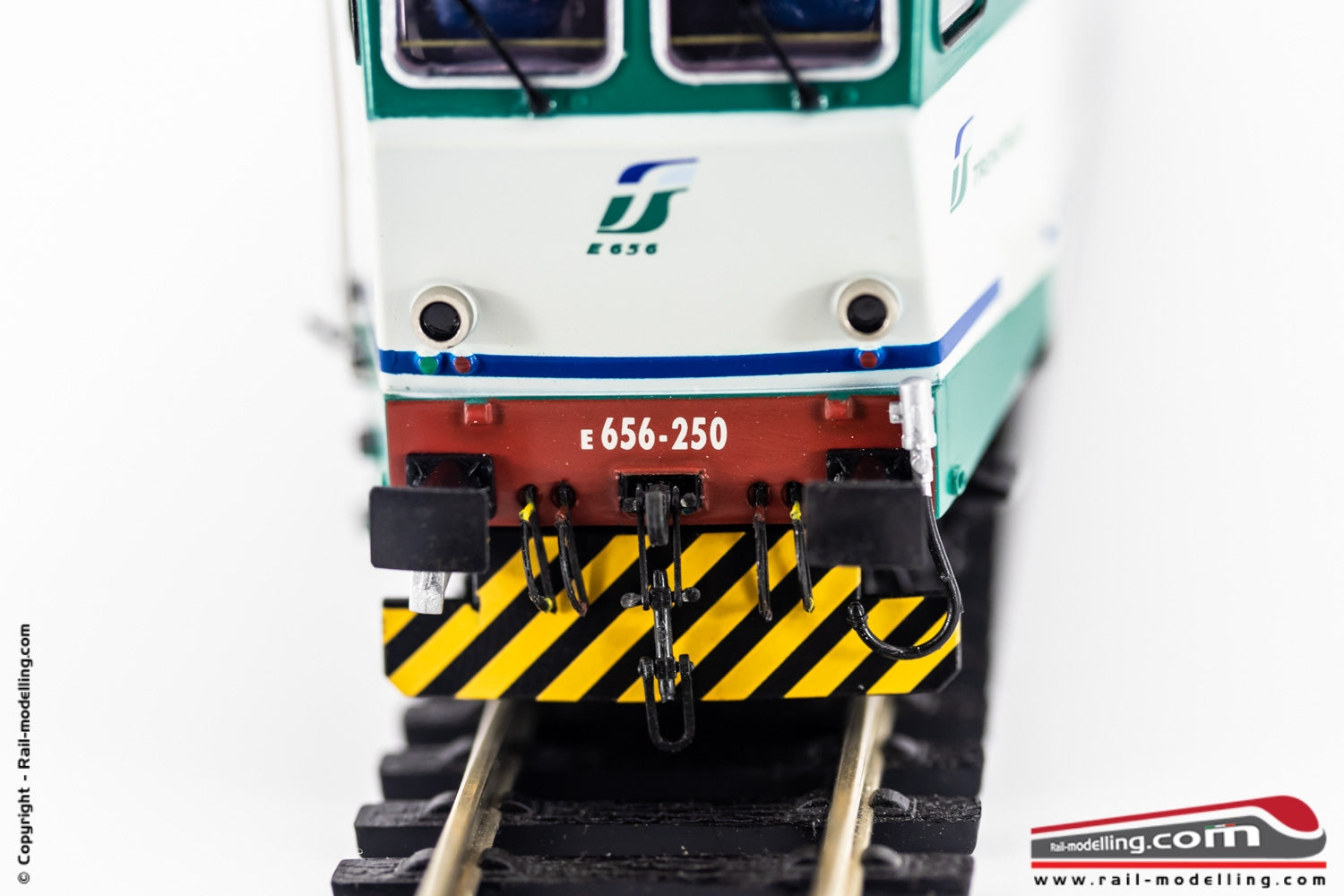 RIVAROSSI HR2730 - H0 1:87 - Locomotiva elettrica FS E 656 250 livrea XMPR Ep. Vb