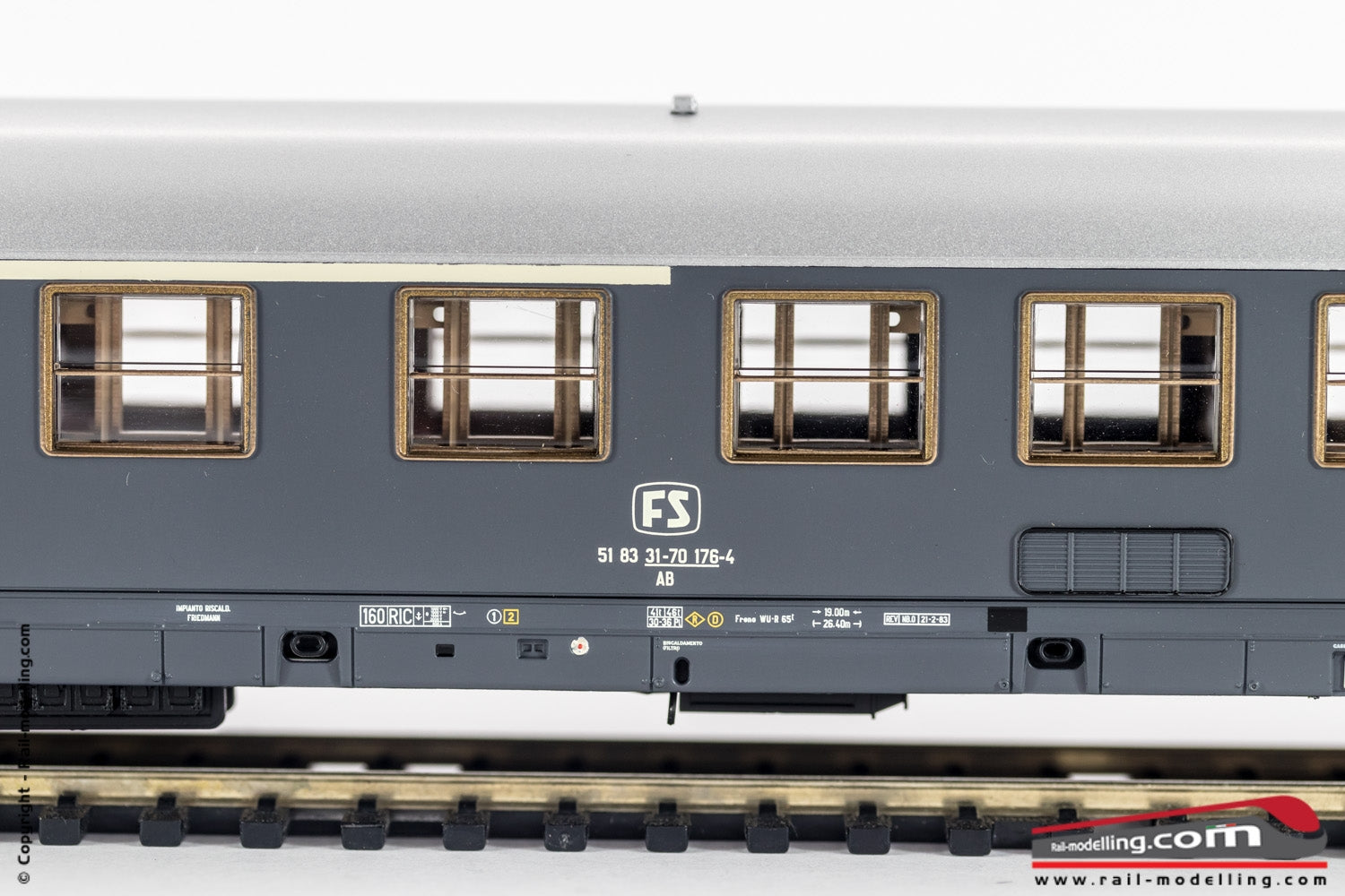 RIVAROSSI HR4243 - H0 1:87 - Set 2 carrozze UIC-X tipo 1975 FS  1/2a e 2a Cl. Grigio Ardesia Ep. V