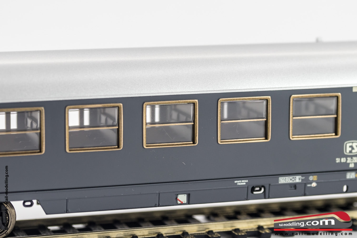 RIVAROSSI HR4243 - H0 1:87 - Set 2 carrozze UIC-X tipo 1975 FS  1/2a e 2a Cl. Grigio Ardesia Ep. V
