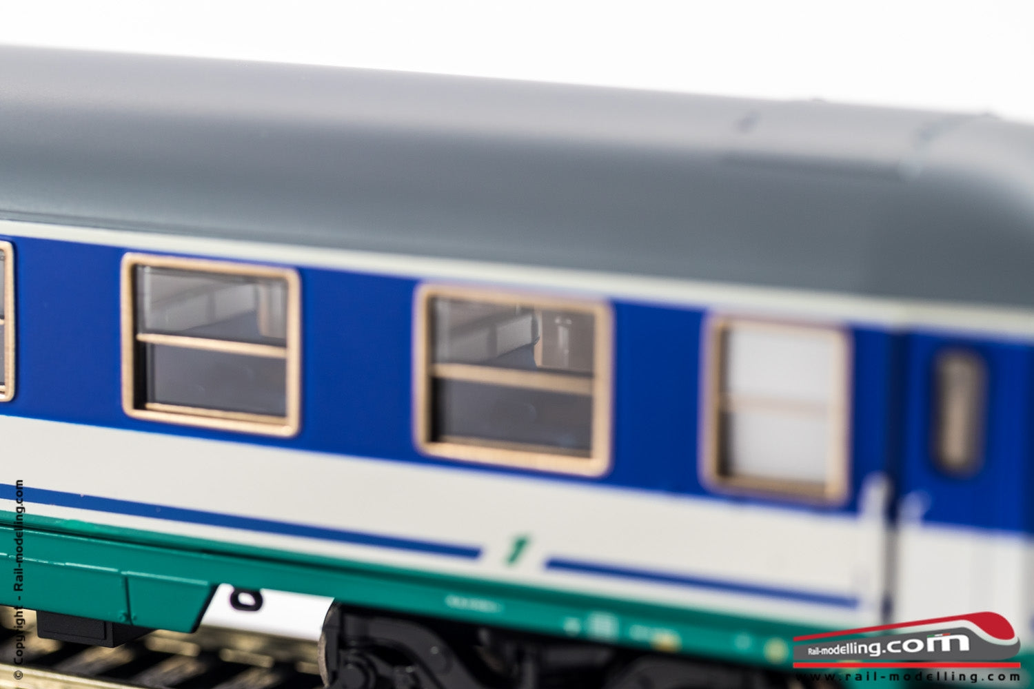 RIVAROSSI HR4245 - H0 1:87 - Set 2 carrozze UIC-X tipo 1975 FS Trenitalia 1a e 2a Cl. XMPR Ep. V