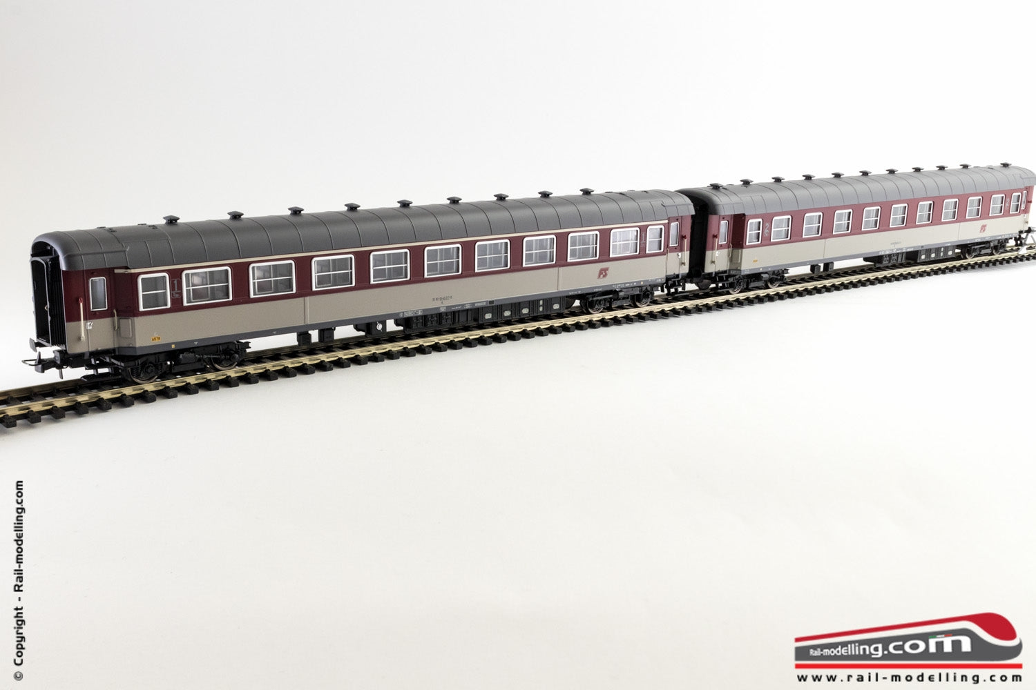 RIVAROSSI HR4254 - 1:87 - Set 2 carrozze tipo ‘59 livrea rosso fegato di 1 cl. + 2 cl. Epoca IV