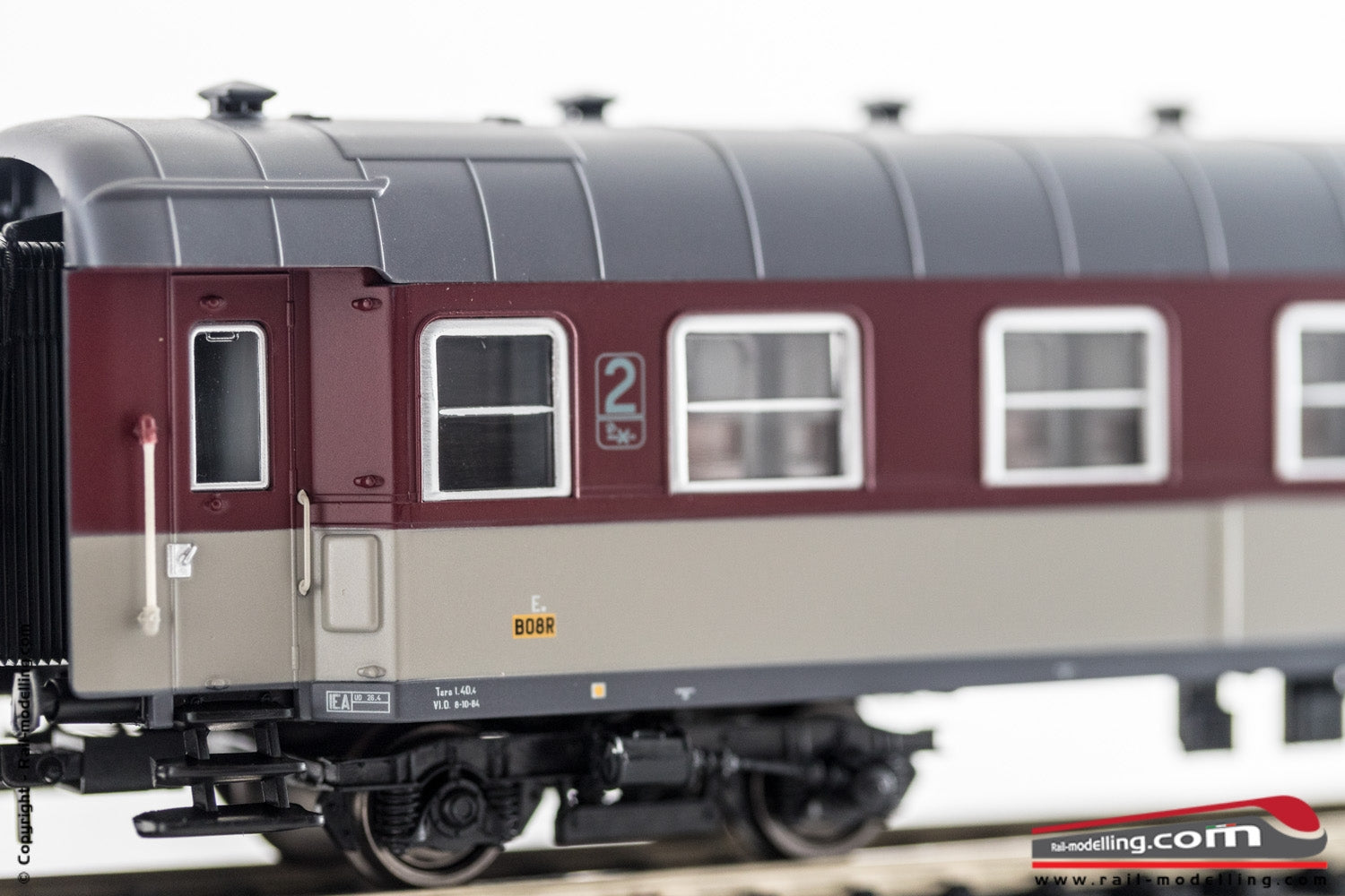 RIVAROSSI HR4254 - 1:87 - Set 2 carrozze tipo ‘59 livrea rosso fegato di 1 cl. + 2 cl. Epoca IV