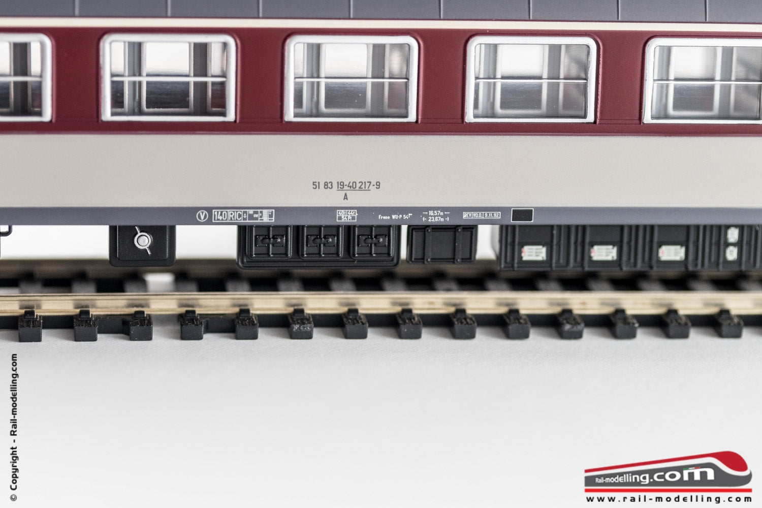 RIVAROSSI HR4254 - 1:87 - Set 2 carrozze tipo ‘59 livrea rosso fegato di 1 cl. + 2 cl. Epoca IV