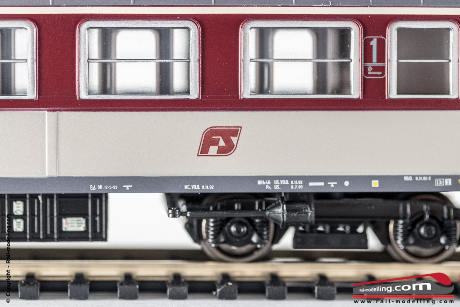 RIVAROSSI HR4254 - 1:87 - Set 2 carrozze tipo ‘59 livrea rosso fegato di 1 cl. + 2 cl. Epoca IV