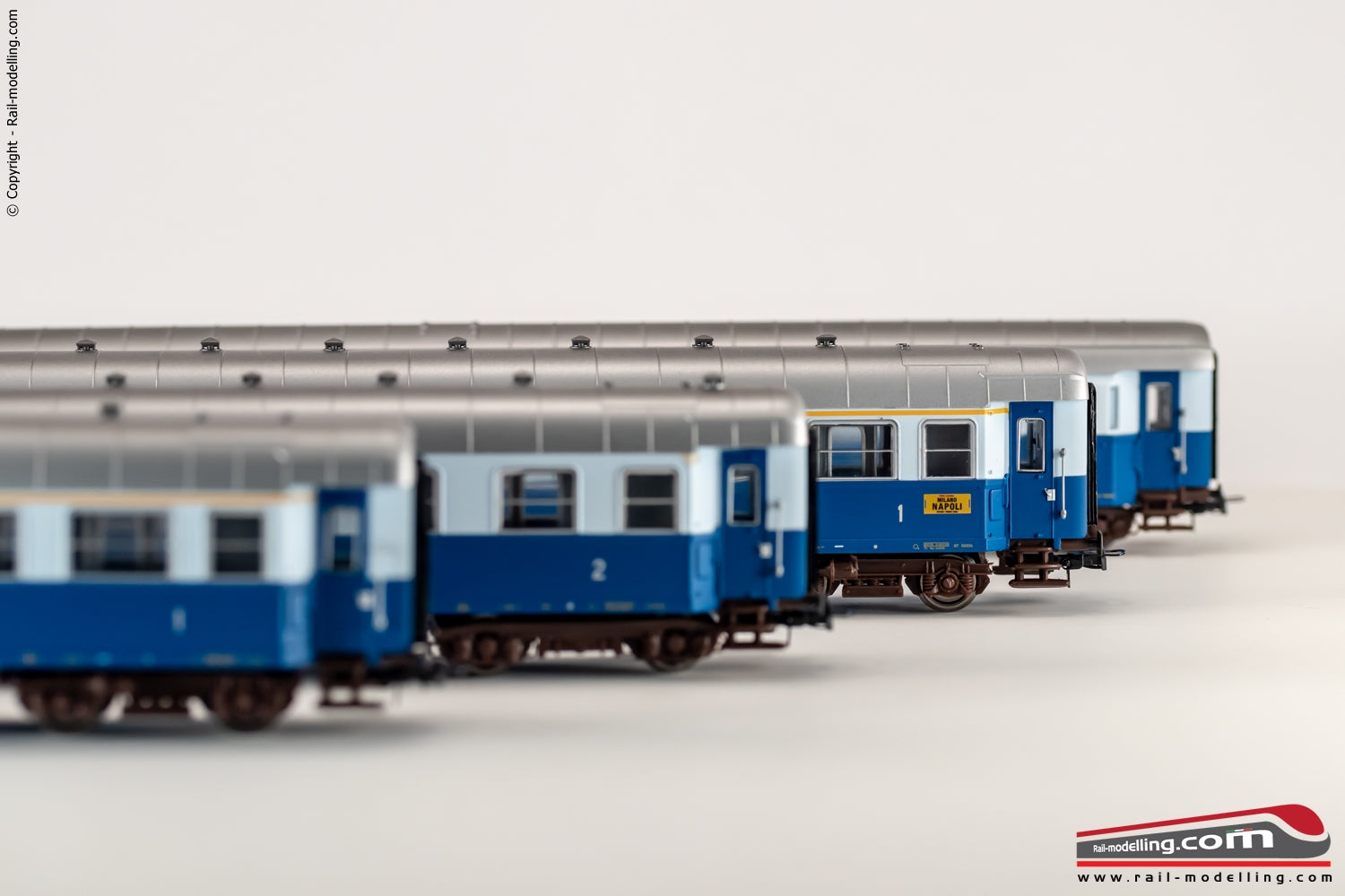 RIVAROSSI HR4275 - 187 - Set 4 carrozze FS Treno Azzurro bagagliaio tipo 49, una 2° cl. tipo 59, due 1°cl. tipo 59 Ep. III-IV