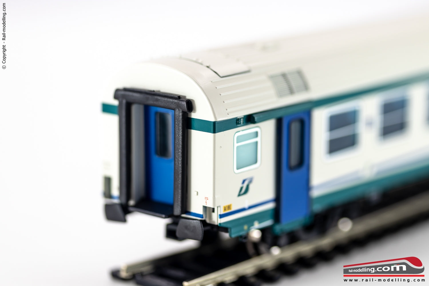VITRAINS 3207 - H0 187 - Carrozza MDVE di 1a classe livrea XMPR illuminata internamente Ep. V