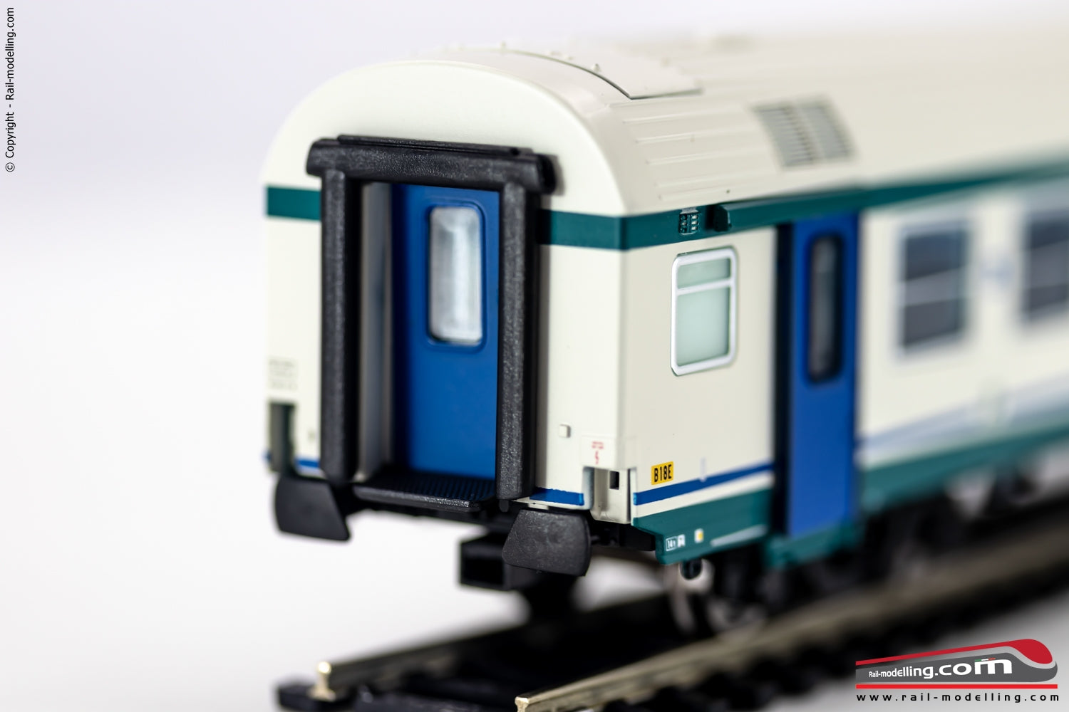 VITRAINS 3209 - H0 187 - Carrozza MDVE di 2a classe livrea XMPR illuminata internamente Ep. V