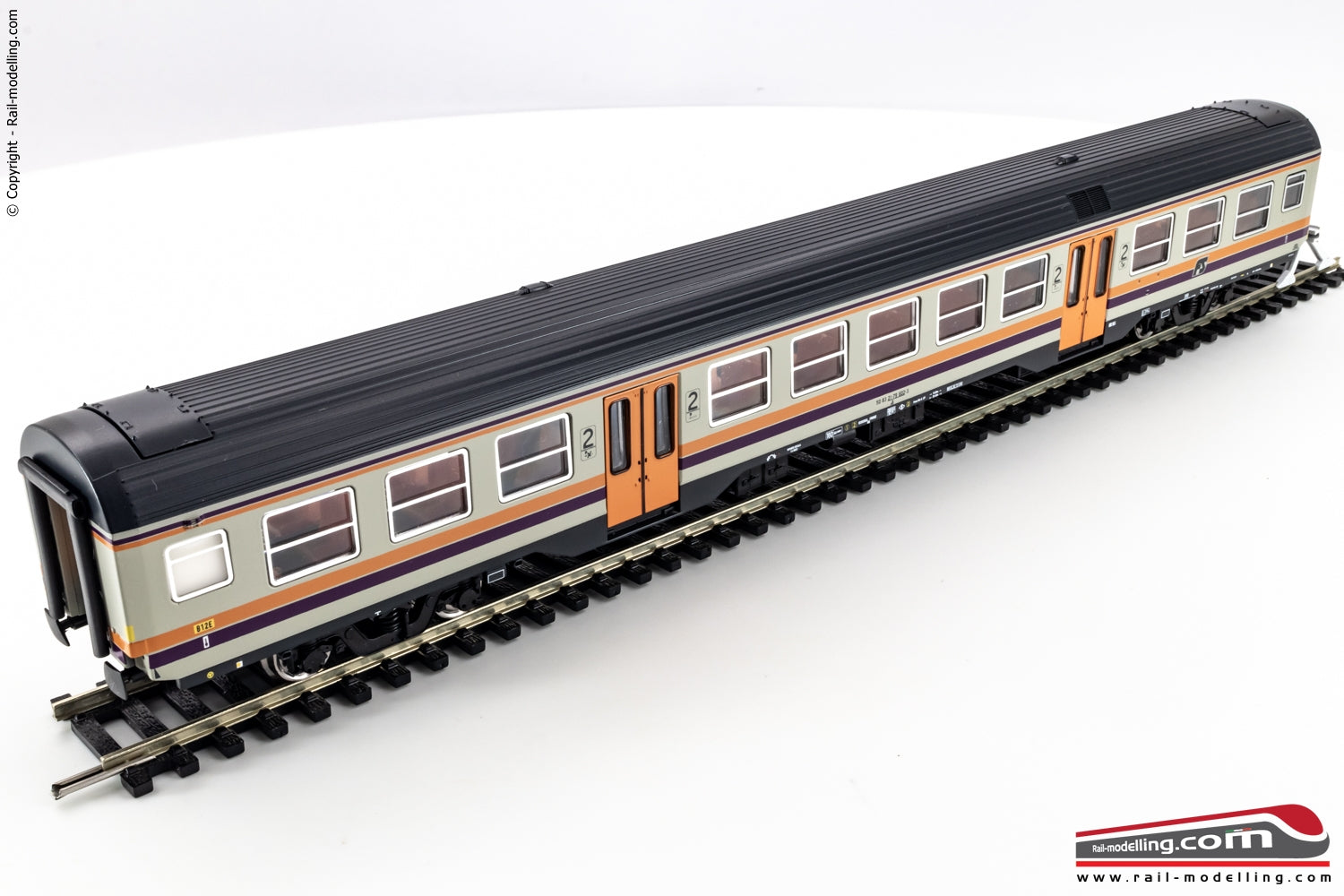 VITRAINS 3226 - H0 187 - Carrozza MDVC di 2° cl. livrea origine logo FS inclinato interni illuminati Ep. IV