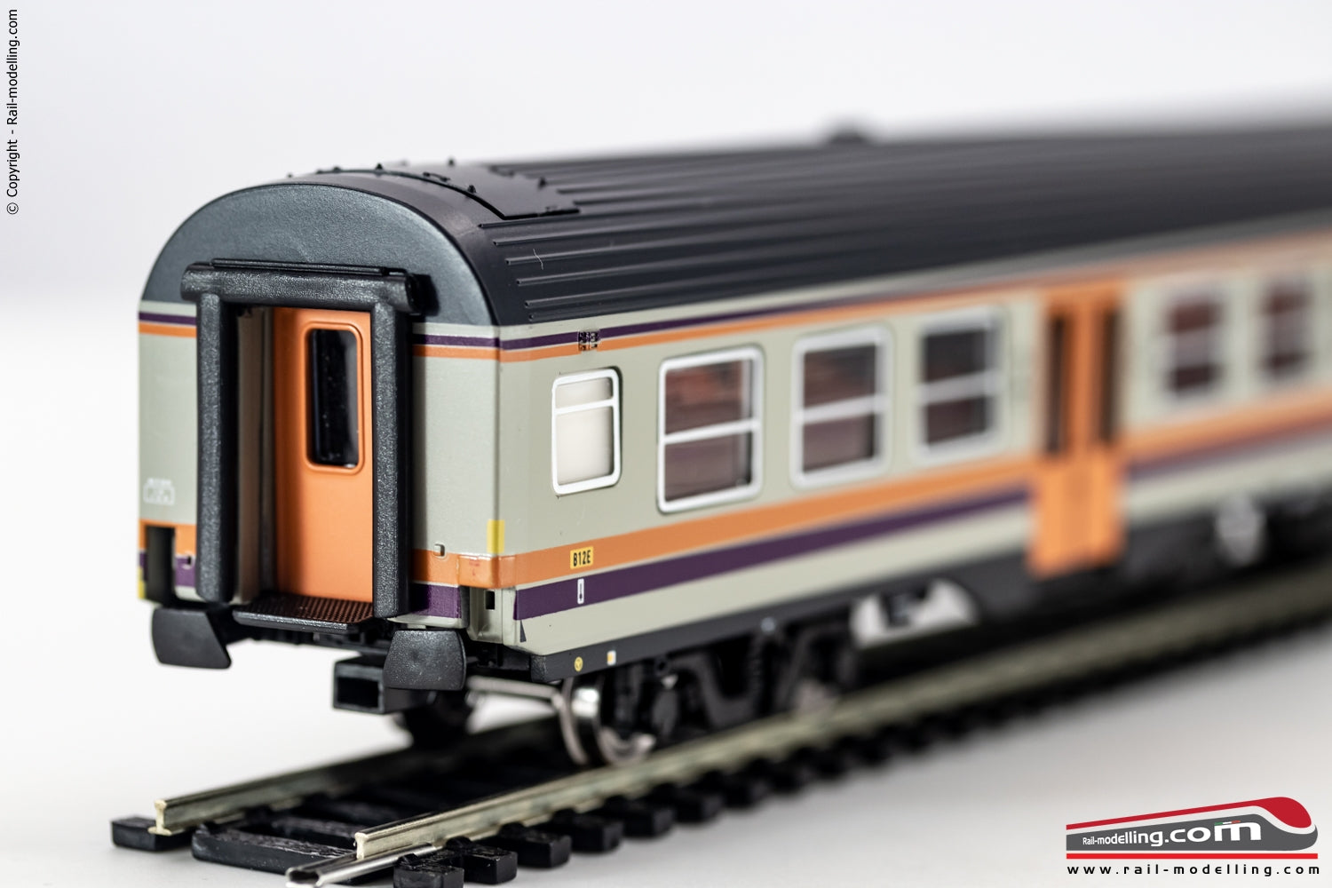 VITRAINS 3226 - H0 187 - Carrozza MDVC di 2° cl. livrea origine logo FS inclinato interni illuminati Ep. IV
