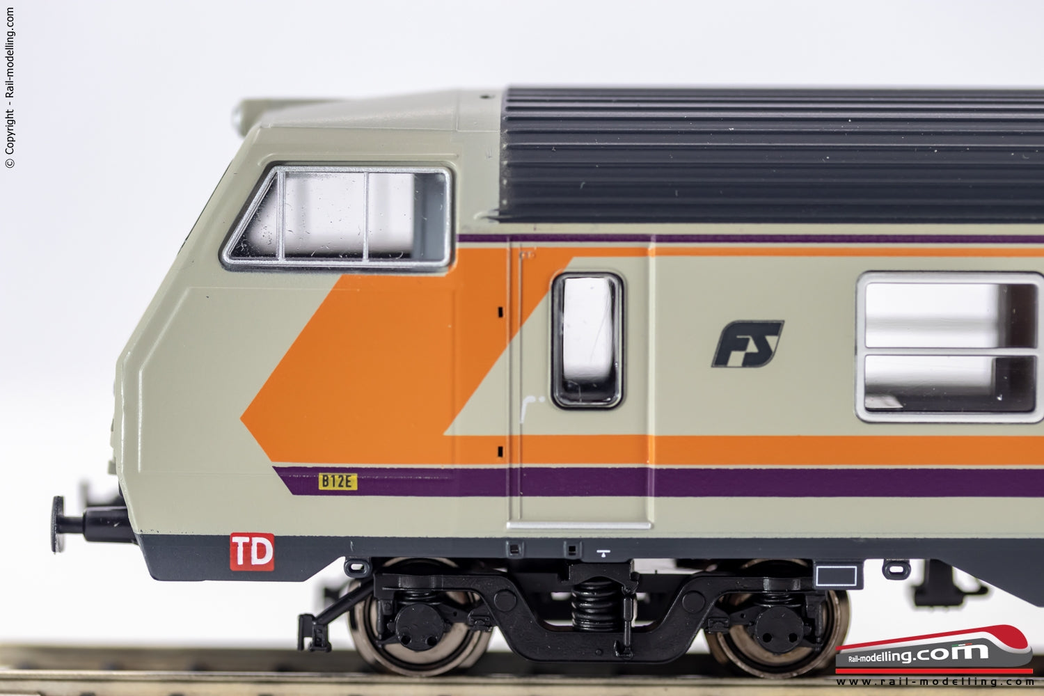 VITRAINS 3230 - H0 187 - Carrozza pilota TD di 2°cl. MDVC logo FS inclinato DCC e illuminata Ep. V