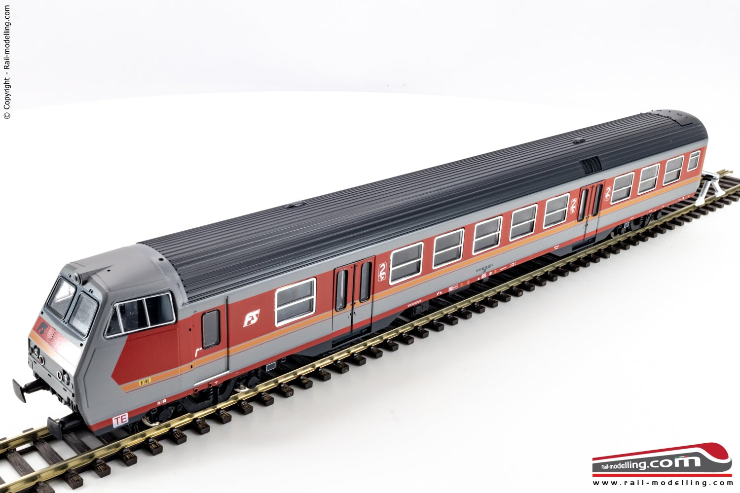 VITRAINS 3235 - H0 187 - Carrozza pilota TE di 2°cl. MDVE logo FS inclinato DCC e illuminata Ep. V